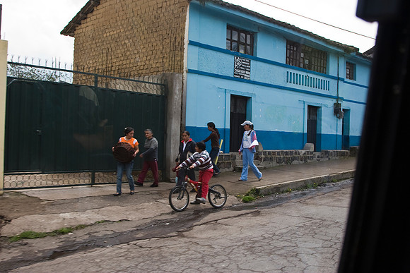 Ecuador street scene KAC6250