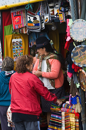 Ecuador lady in market KAC6088
